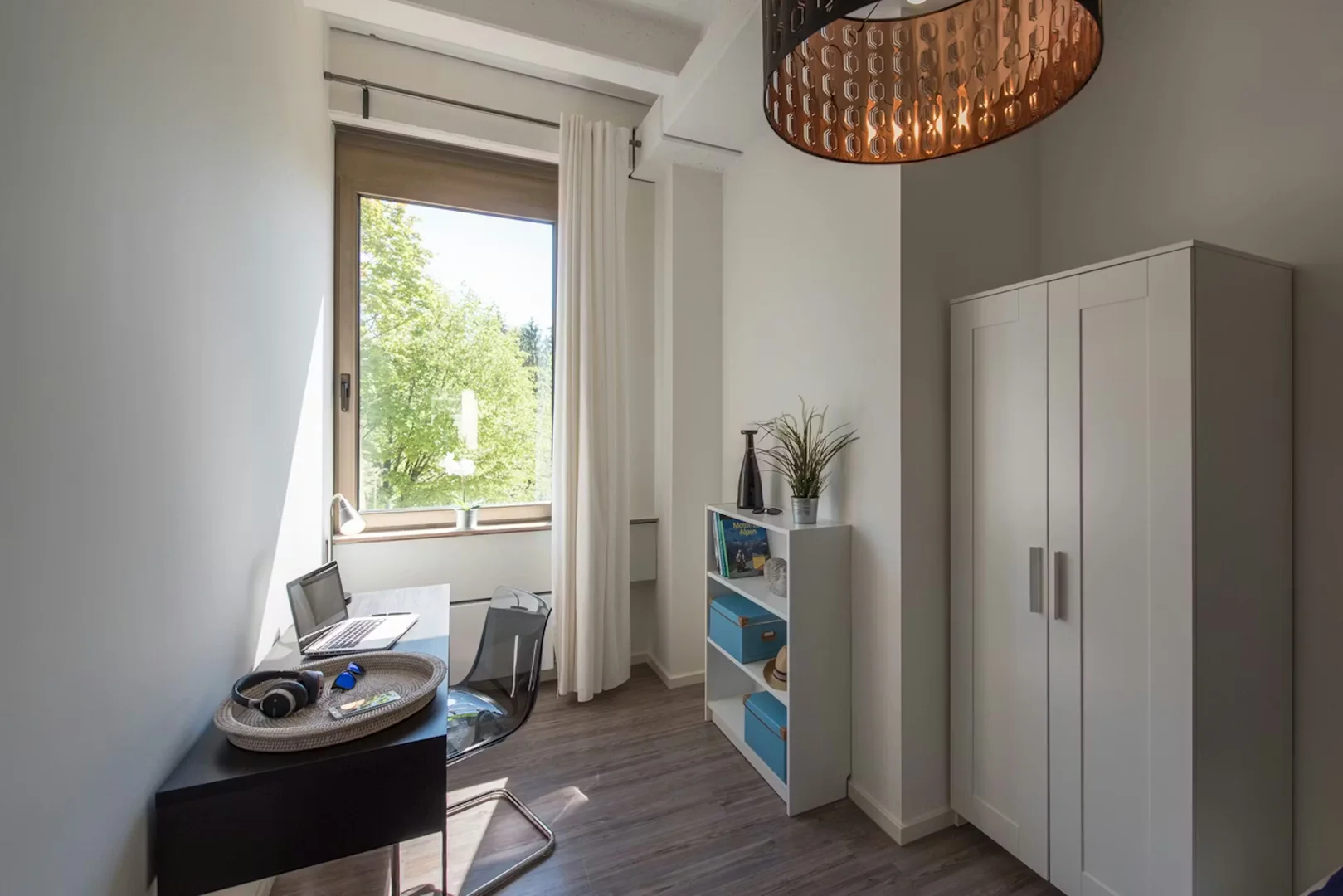 Functional student room perfect for studying in 