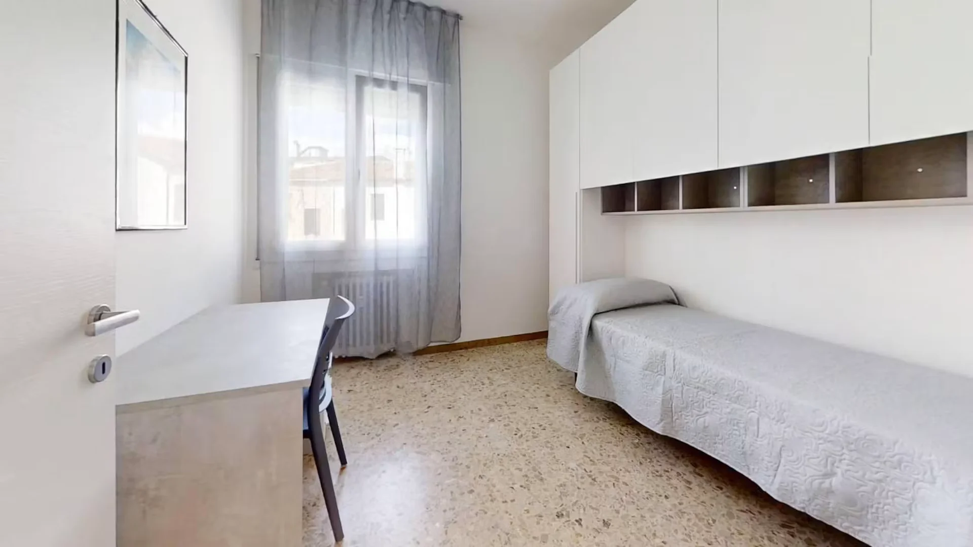 Habitación para estudiantes en con área de estudio y facilidades compartidas