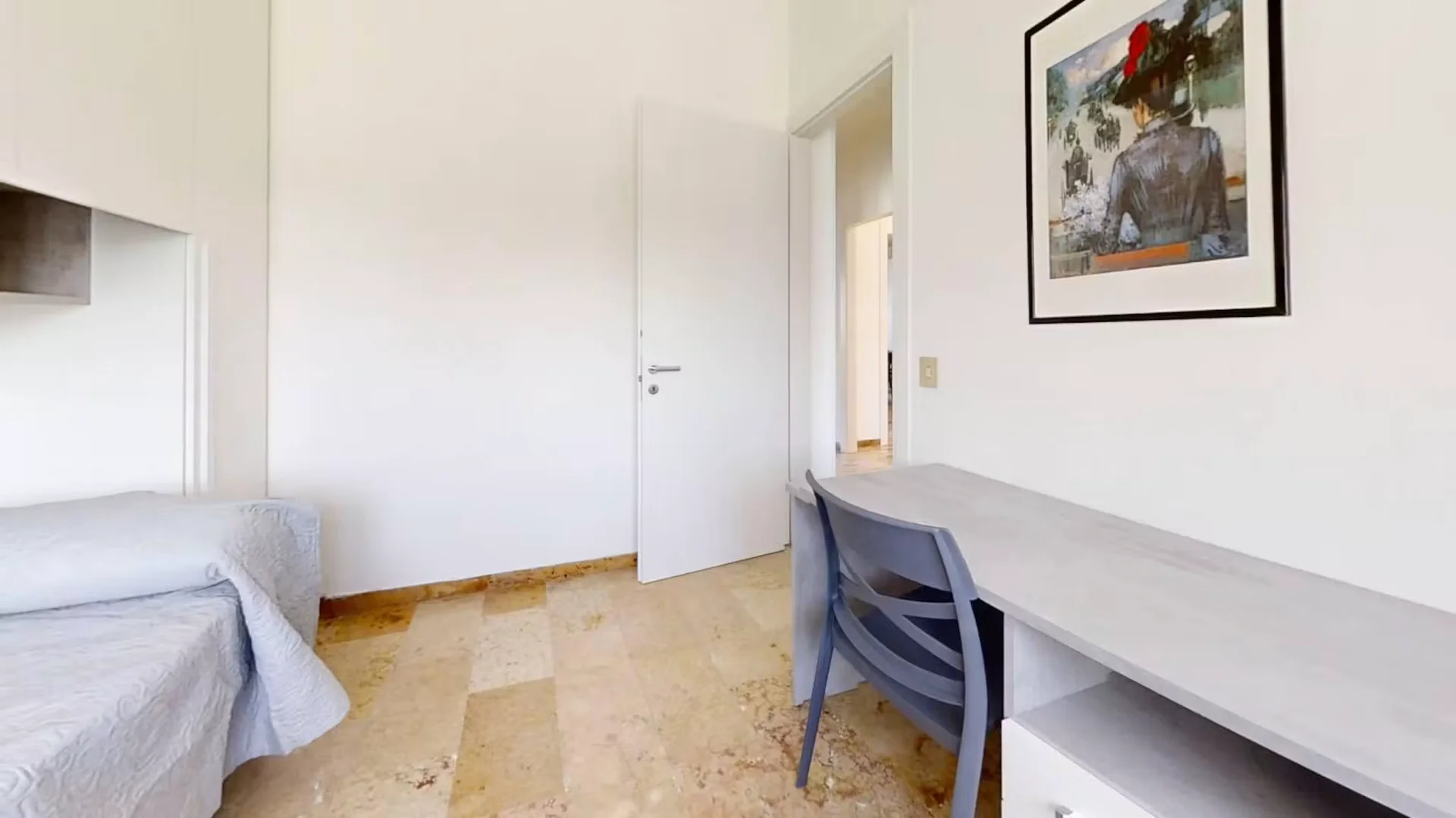 Habitación estudiantil luminosa y aireada con fácil acceso a la universidad en