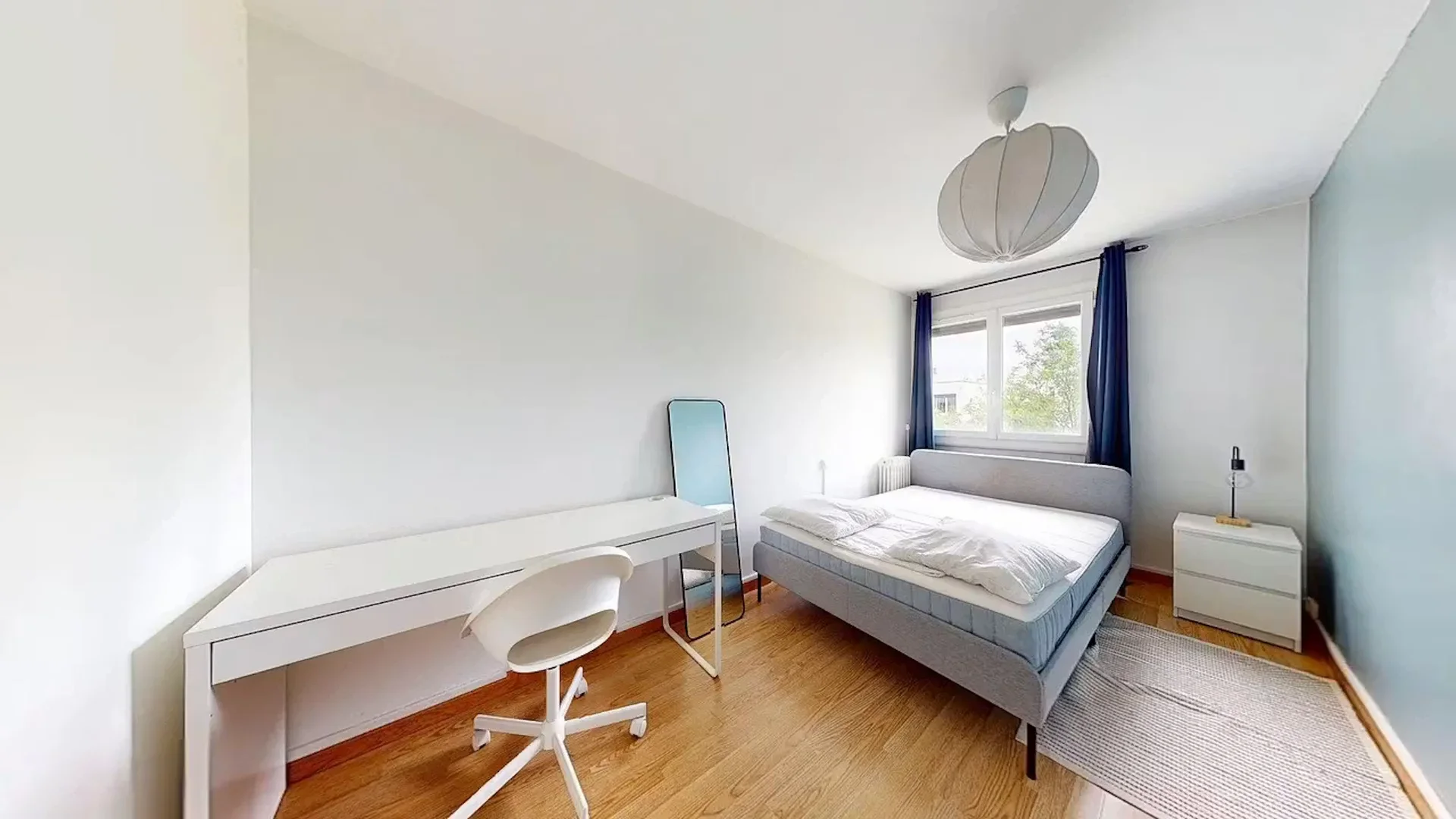Quarto acessível para estudantes com iluminação ampla em