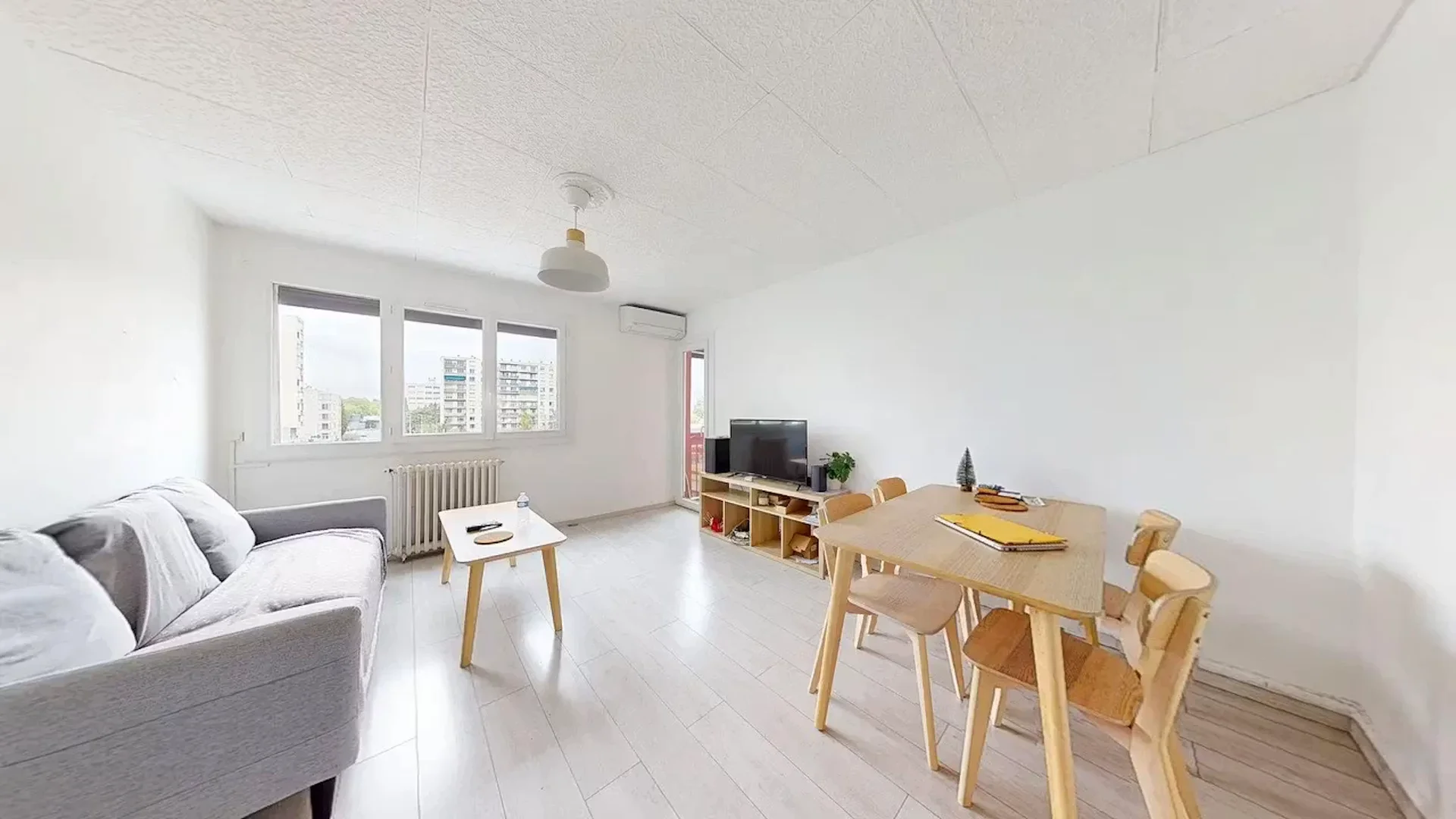Quarto de estudante confortável e espaçoso em