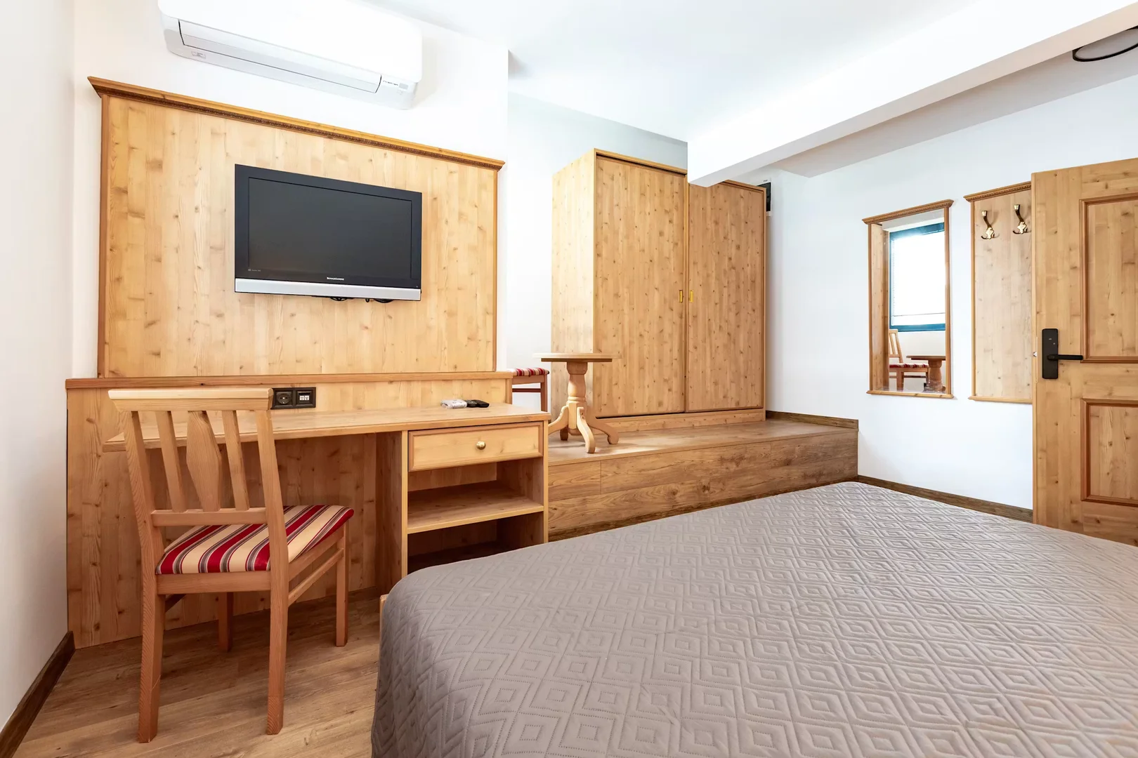Quarto acessível para estudantes com iluminação ampla em