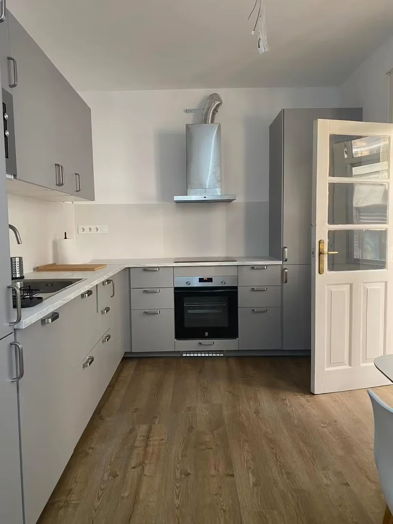 'de öğrenci dairesinde, tamamen mobilyalı kiralık oda
