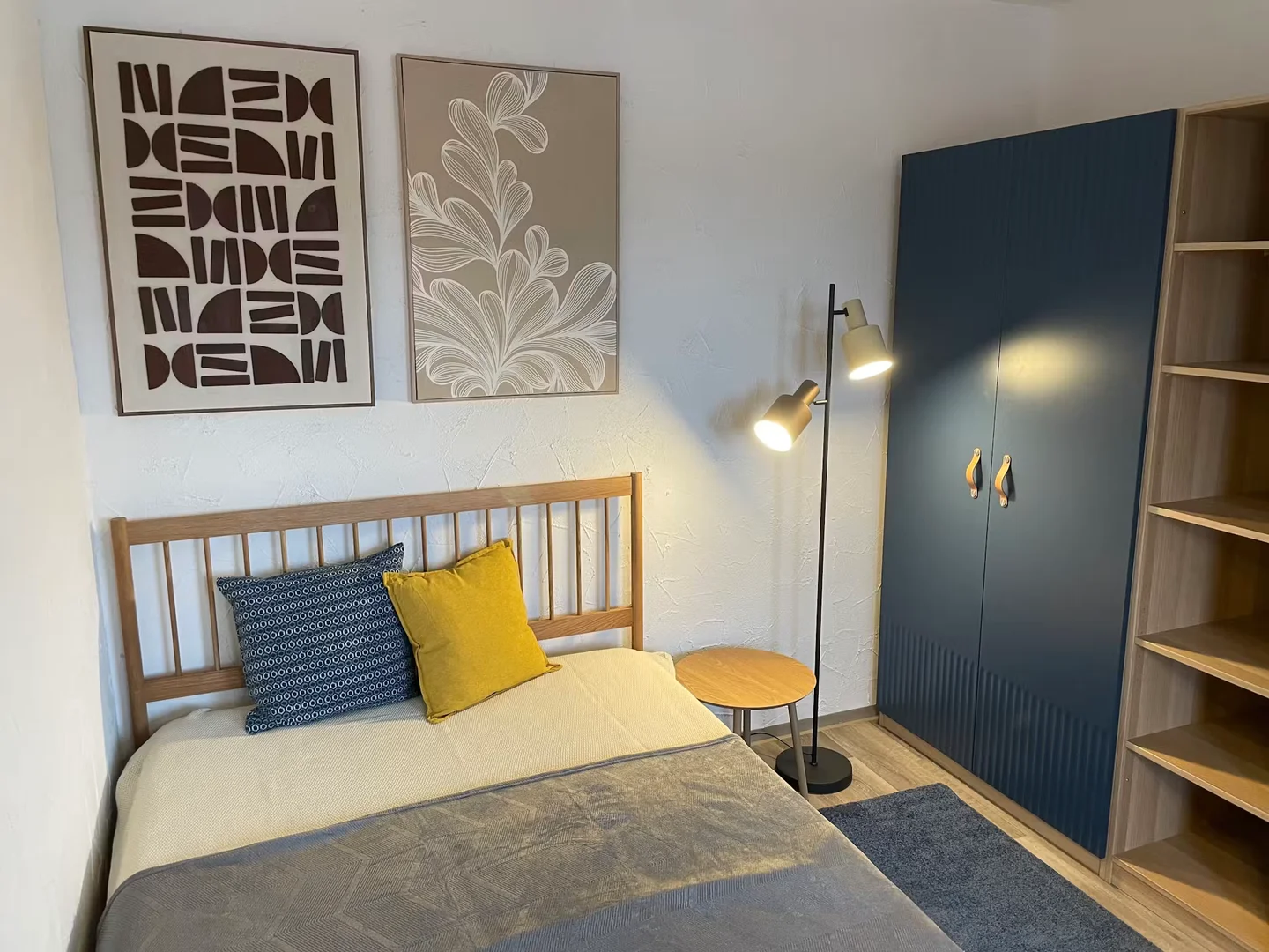 Habitación estudiantil luminosa y aireada con fácil acceso a la universidad en 