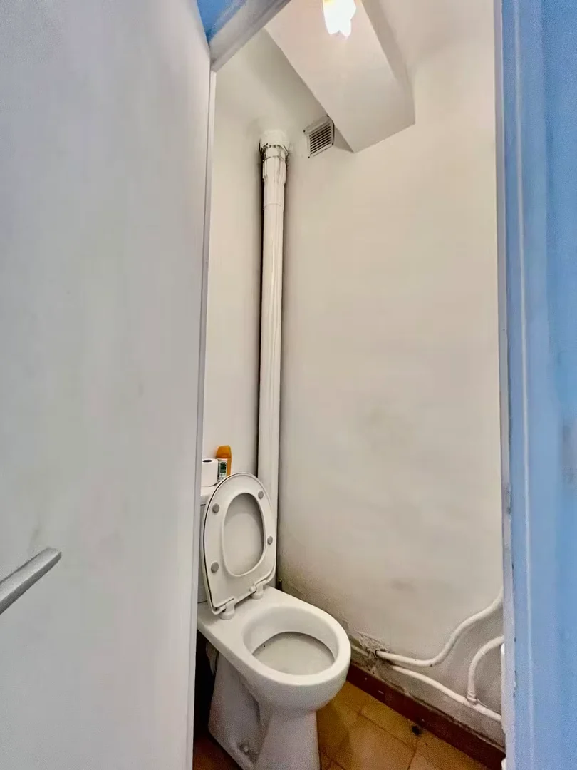Habitación estudiantil económica con ubicación conveniente en 