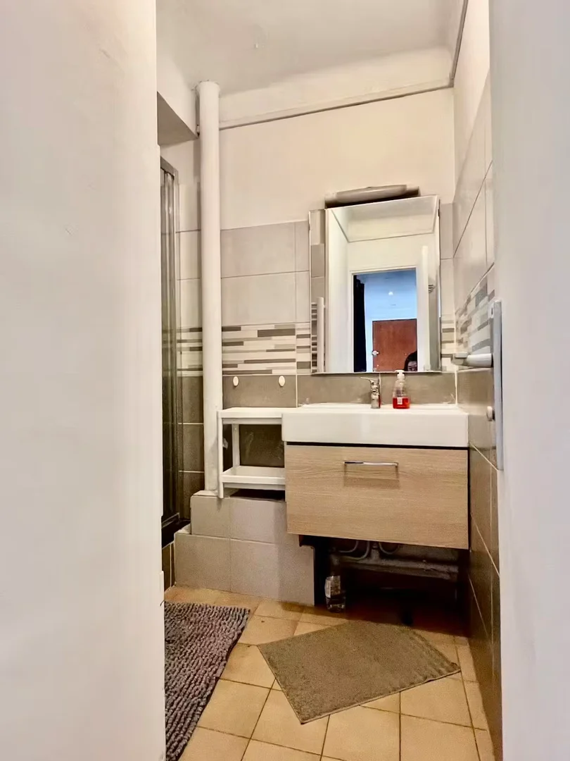Habitación estudiantil luminosa y aireada con fácil acceso a la universidad en 