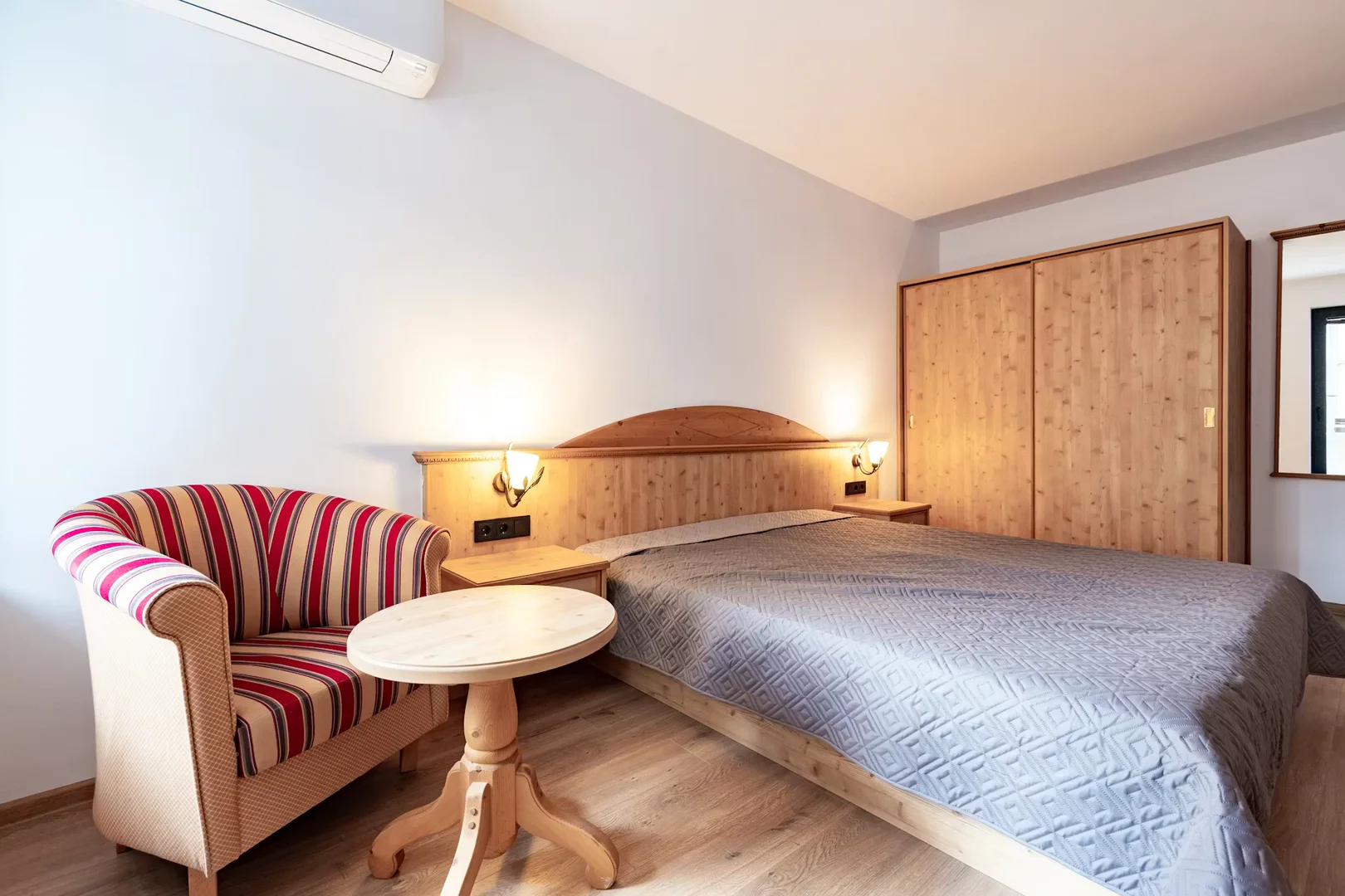 Quarto acessível para estudantes com iluminação ampla em