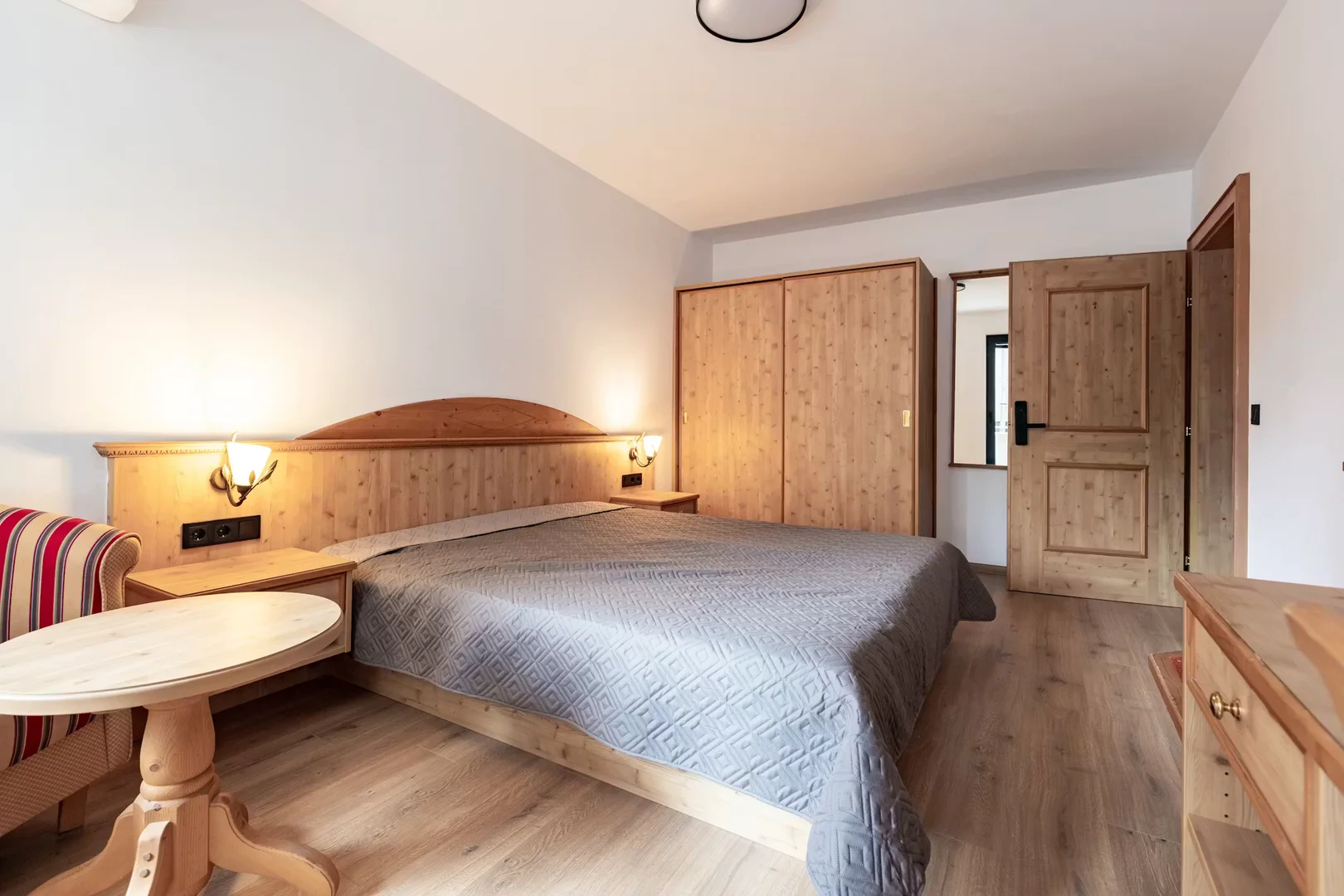 Quarto acessível para estudantes com iluminação ampla em