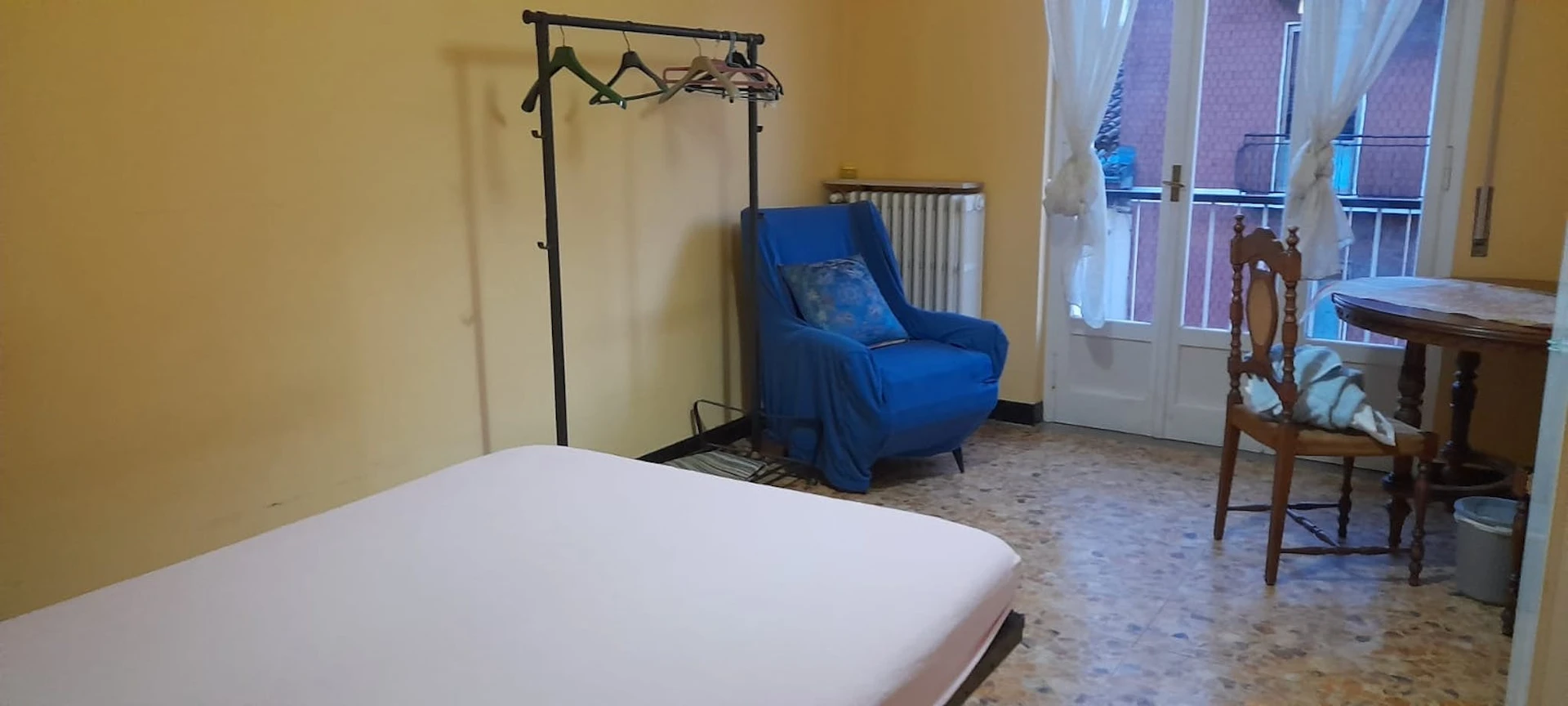 Piacenza de çift kişilik yataklı kiralık oda