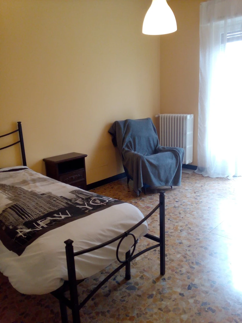 Piacenza de çift kişilik yataklı kiralık oda