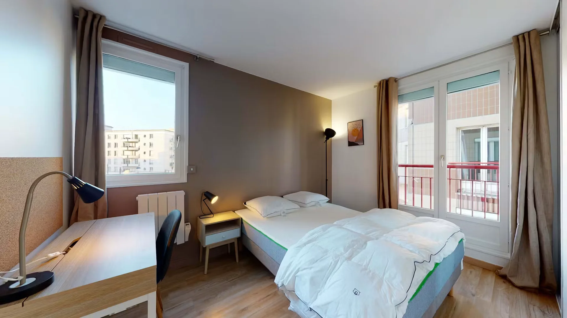 Quarto de estudante confortável e espaçoso em