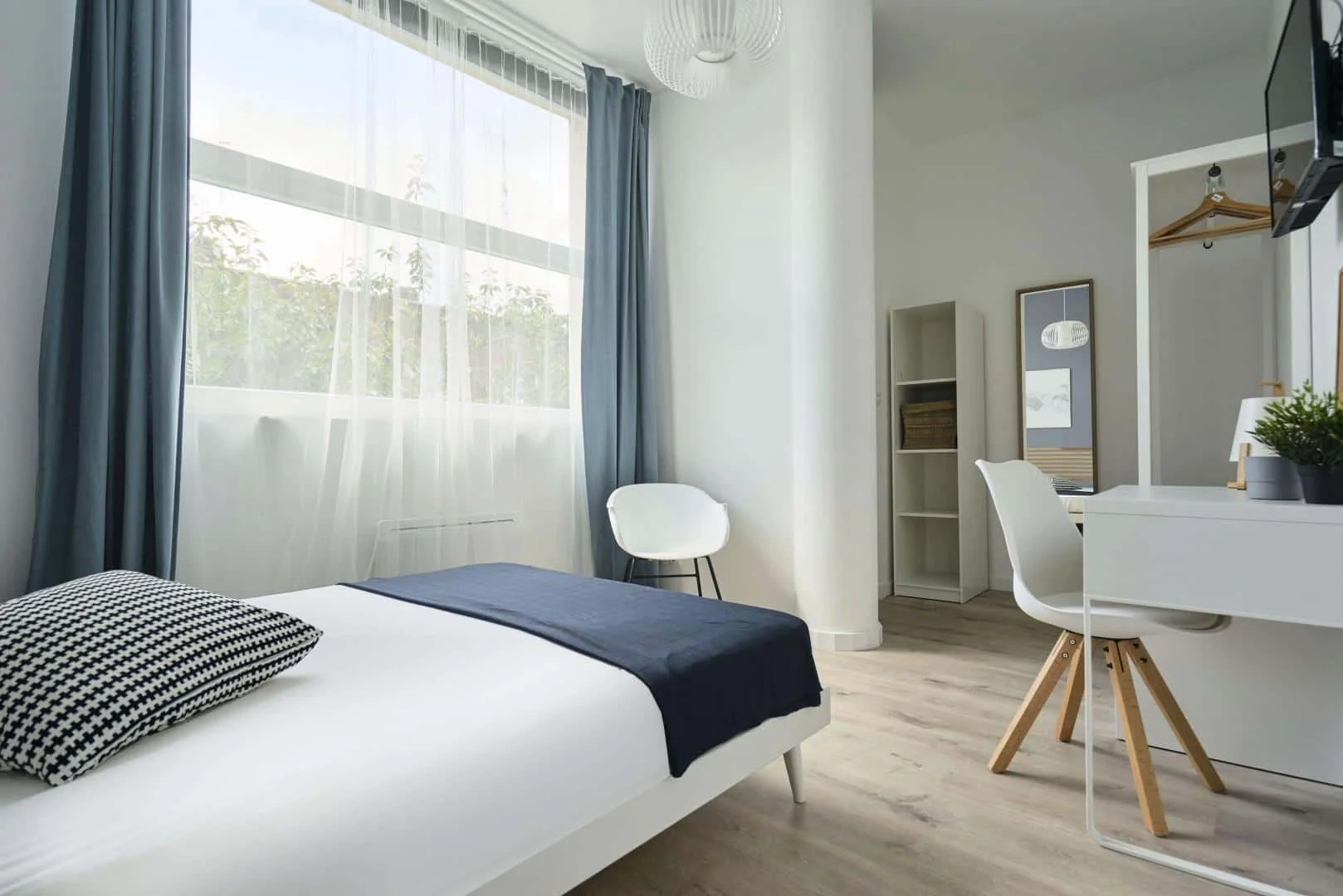 Chambre conviviale pour les étudiants dans  avec des équipements modernes