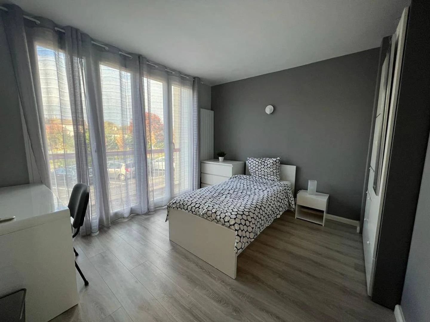 Cheap private room in Cergy