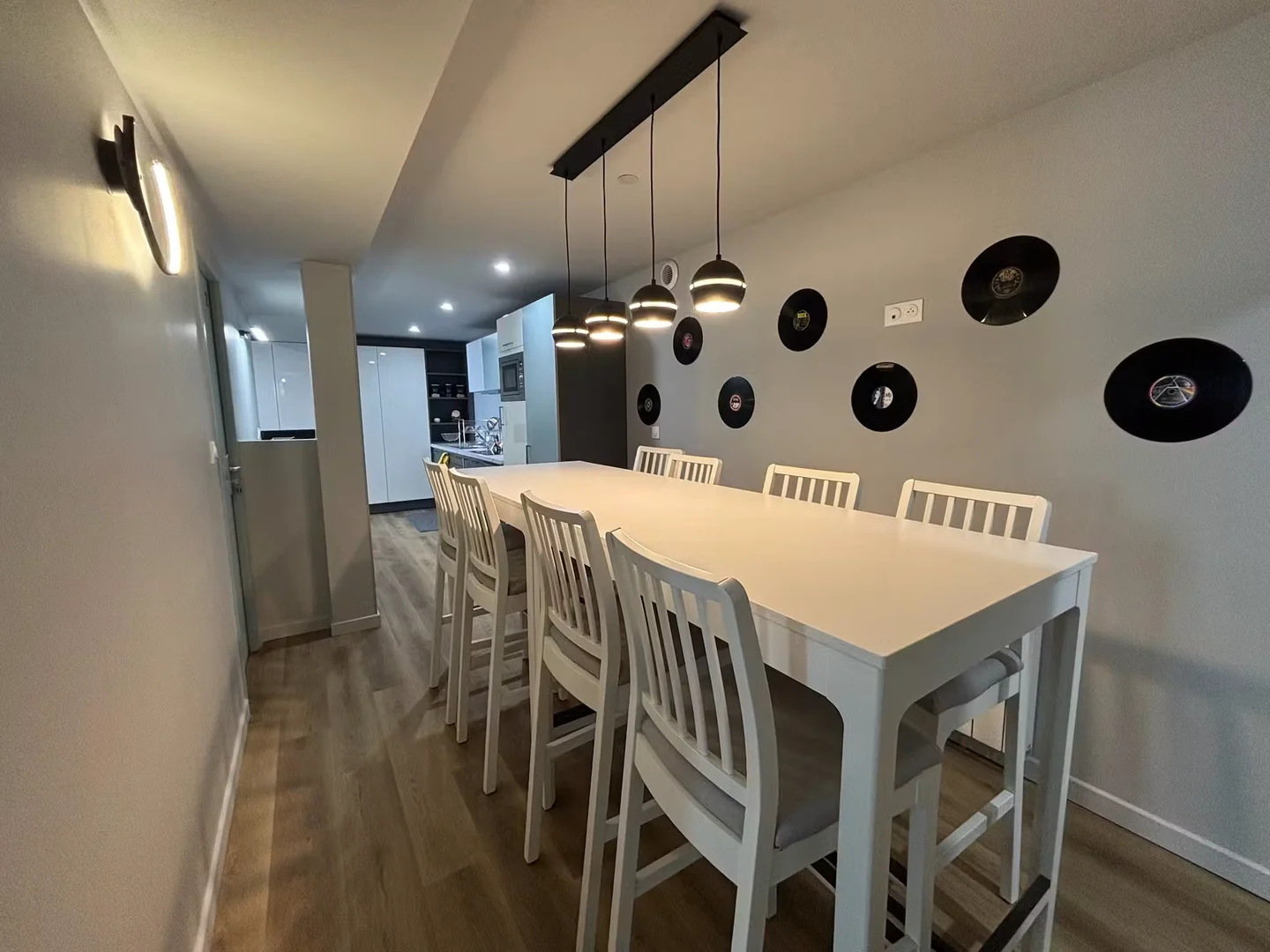 Habitación estudiantil funcional perfecta para estudiar en 