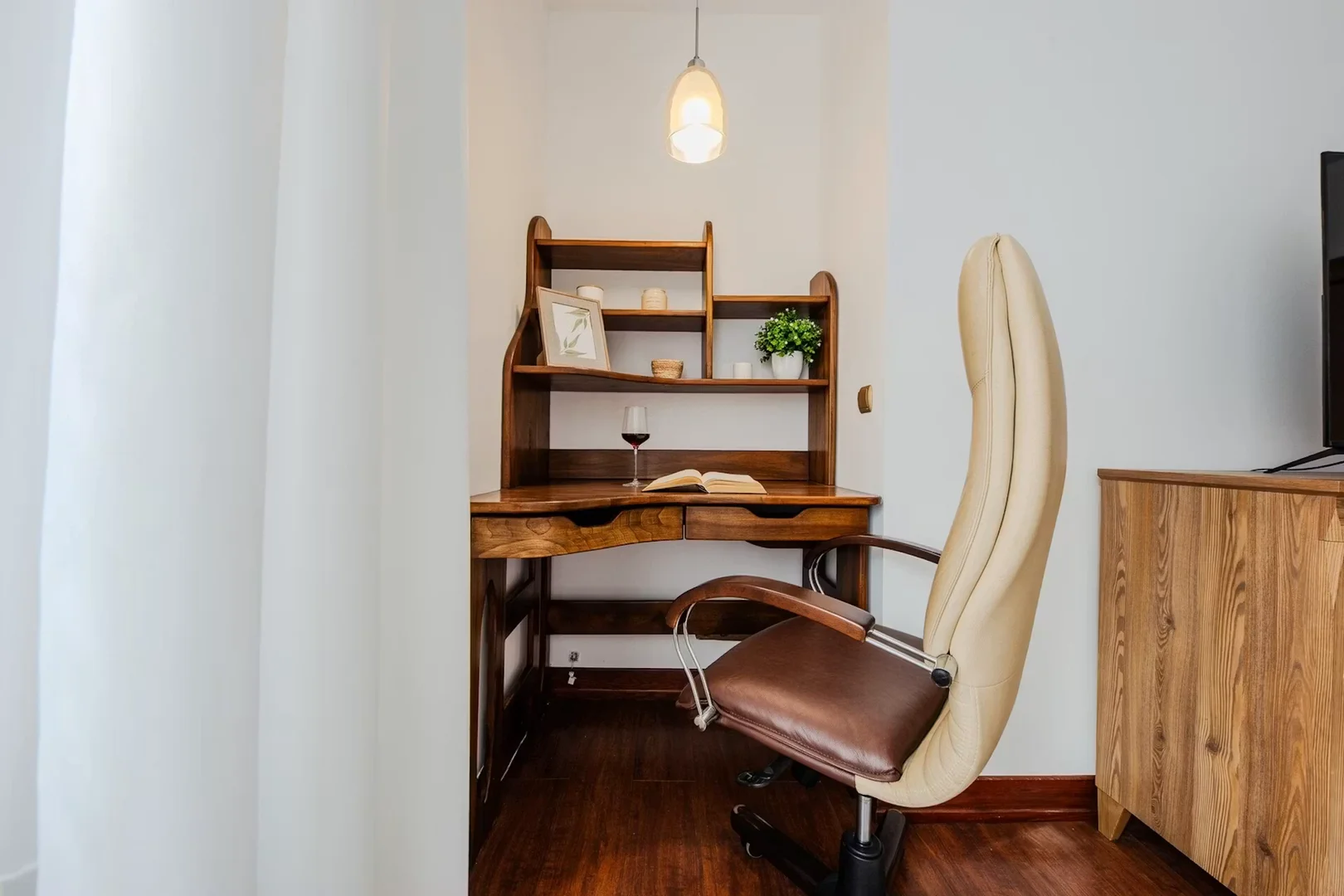 Quarto de estudante em  com área de estudo e instalações partilhadas
