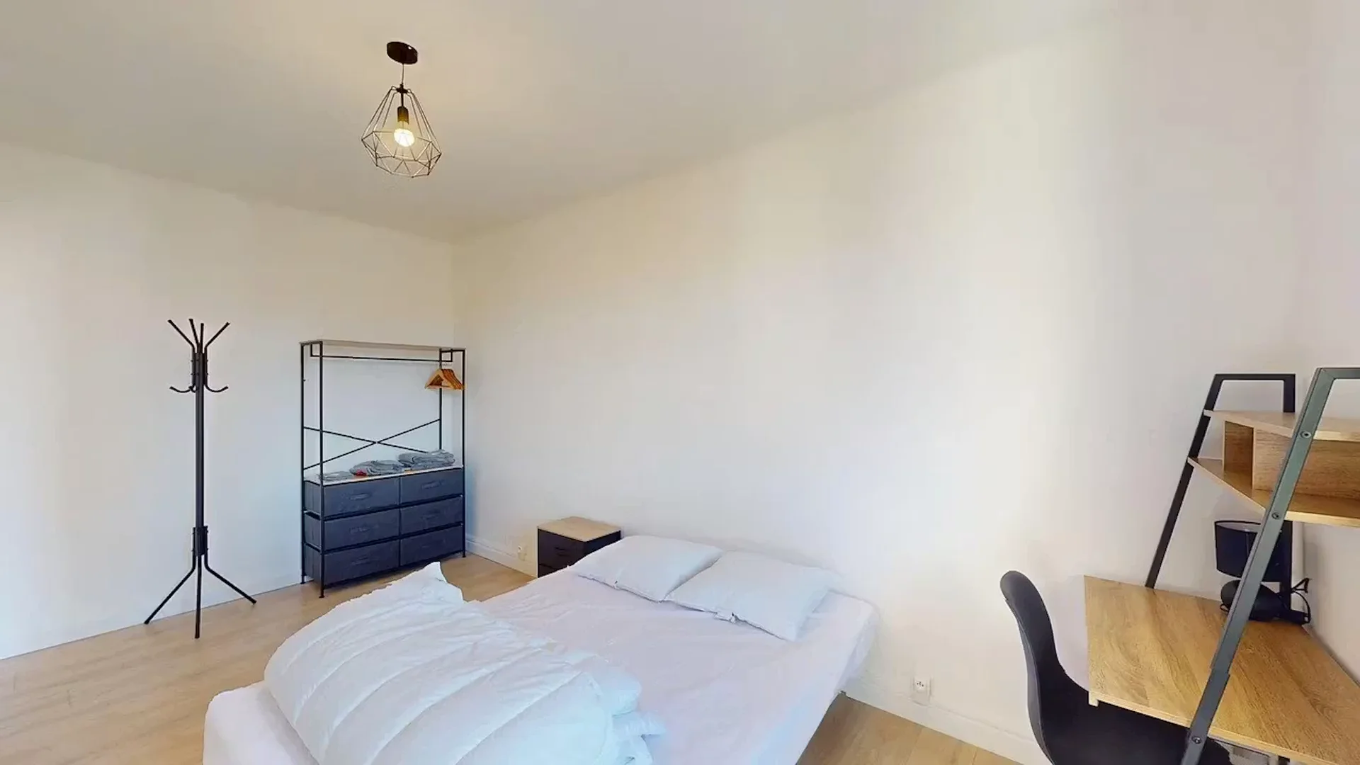 Quarto acessível para estudantes com iluminação ampla em