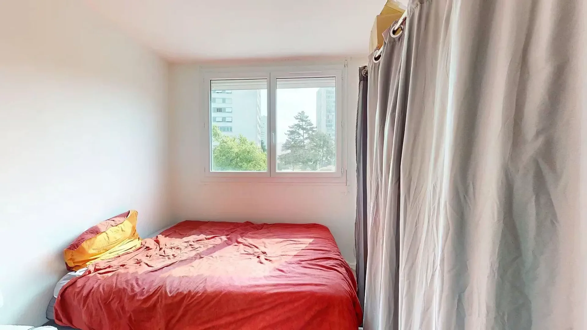 Quarto para alugar em apartamento de estudantes em , totalmente mobilado