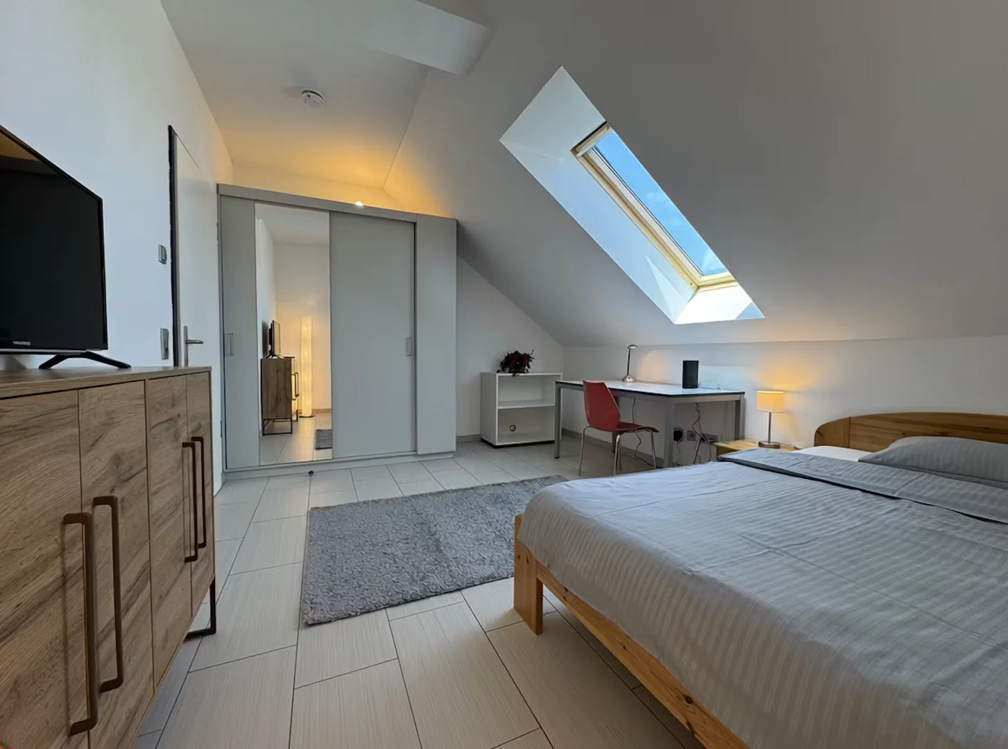 Bright and airy student room with easy university access in 