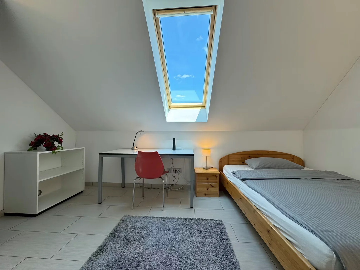 Bright and airy student room with easy university access in 