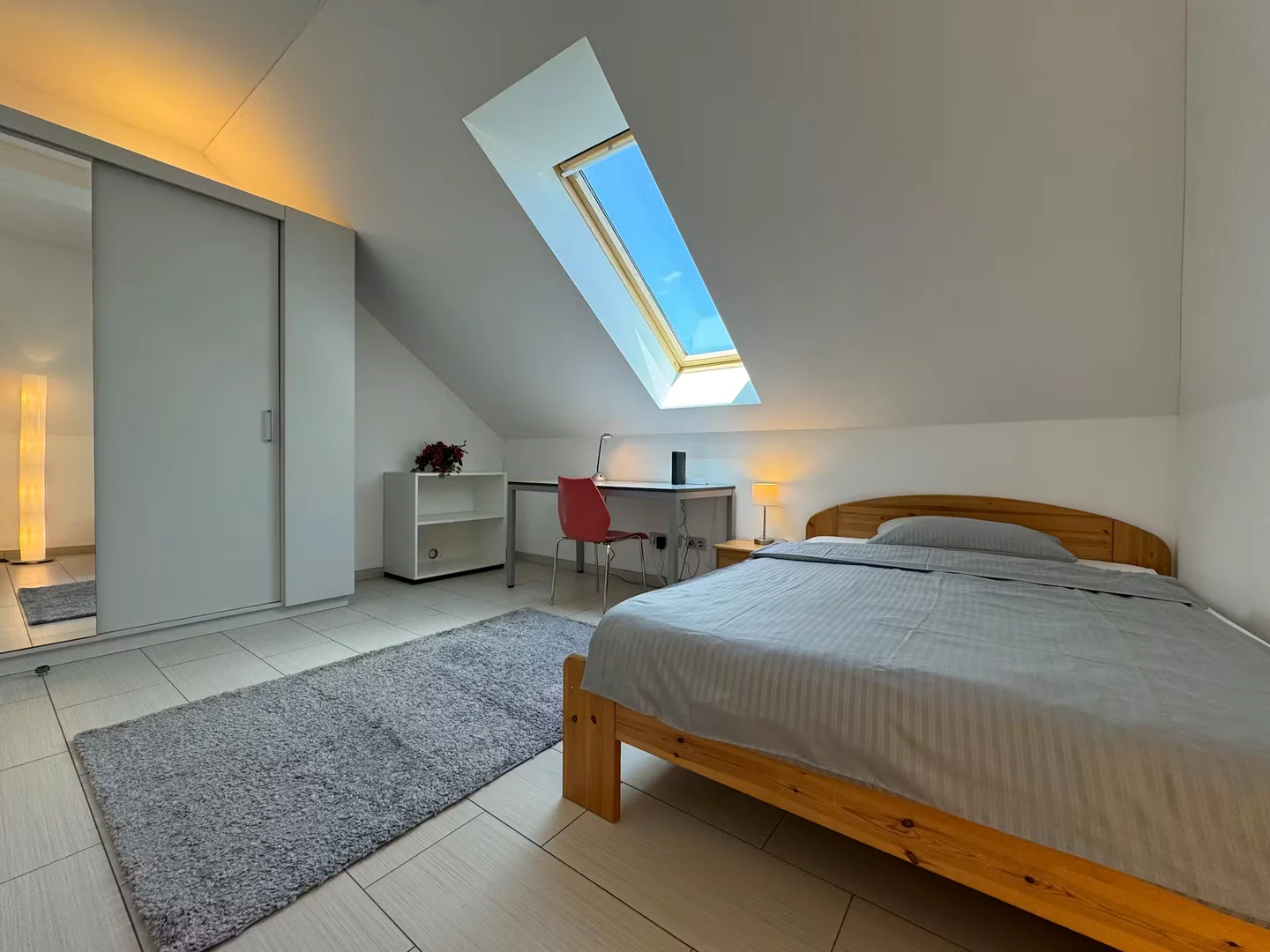 Bright and airy student room with easy university access in 