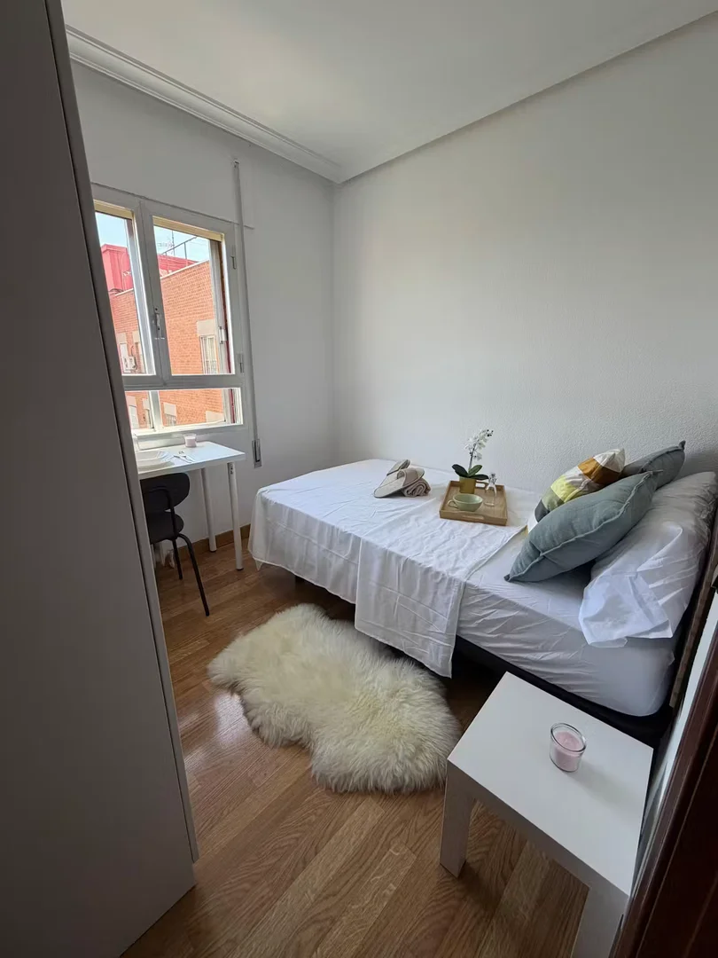 Funktionelles Studentenzimmer perfekt zum Studieren in 