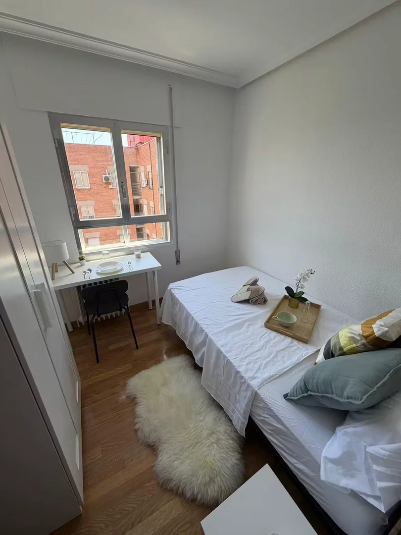 Studentenzimmer in  mit Arbeitsbereich und Gemeinschaftseinrichtungen
