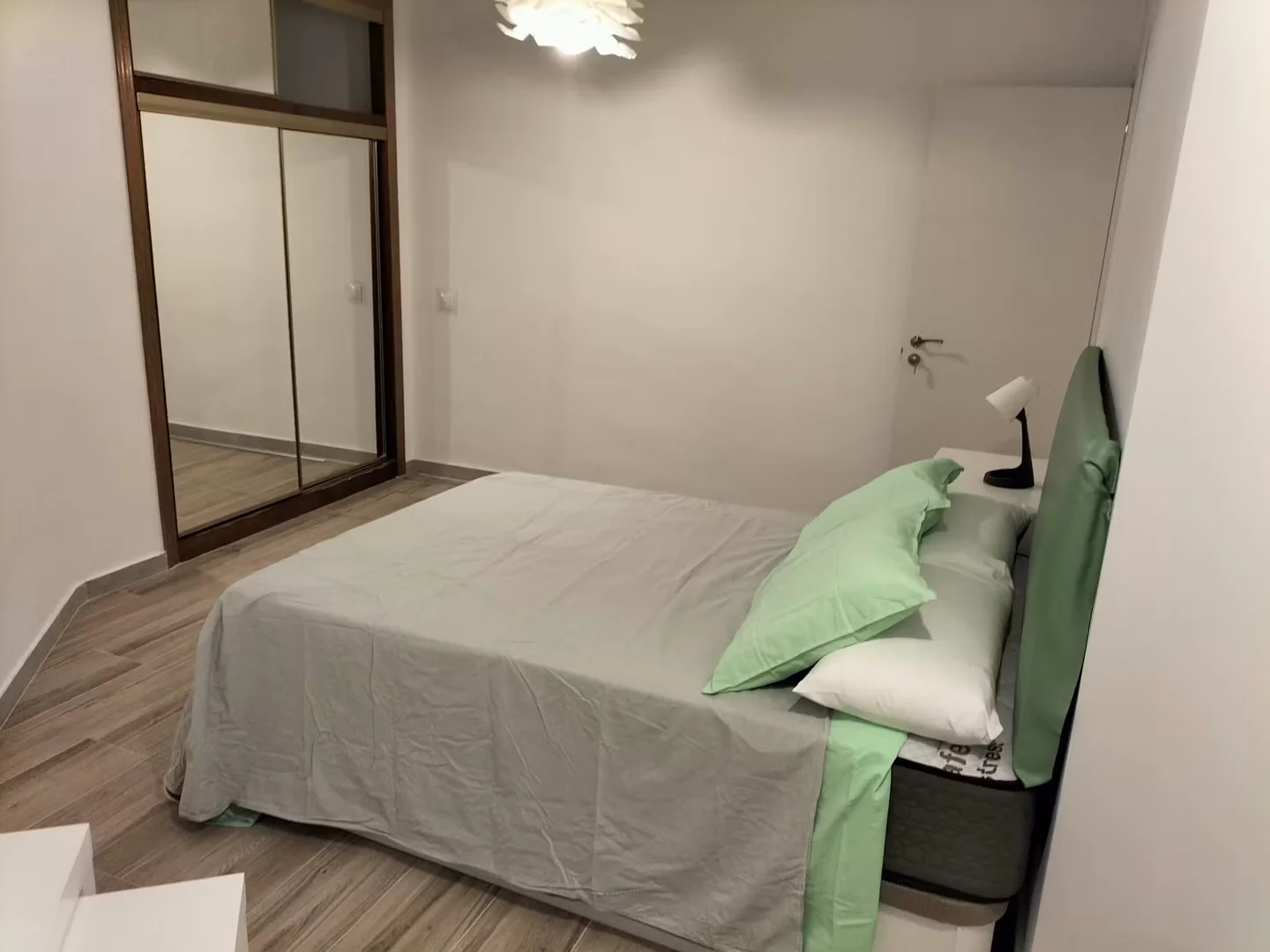 Habitación estudiantil luminosa y aireada con fácil acceso a la universidad en 