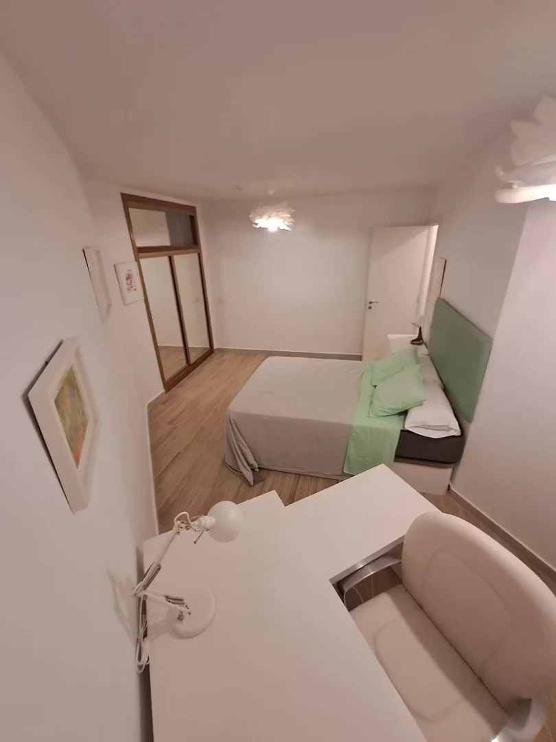 Habitación estudiantil amplia y cómoda en 