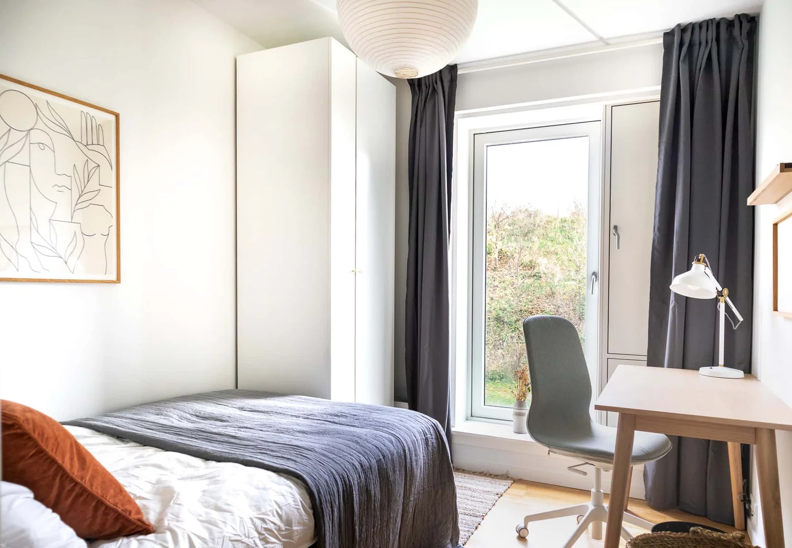 Comfortable and spacious student room in