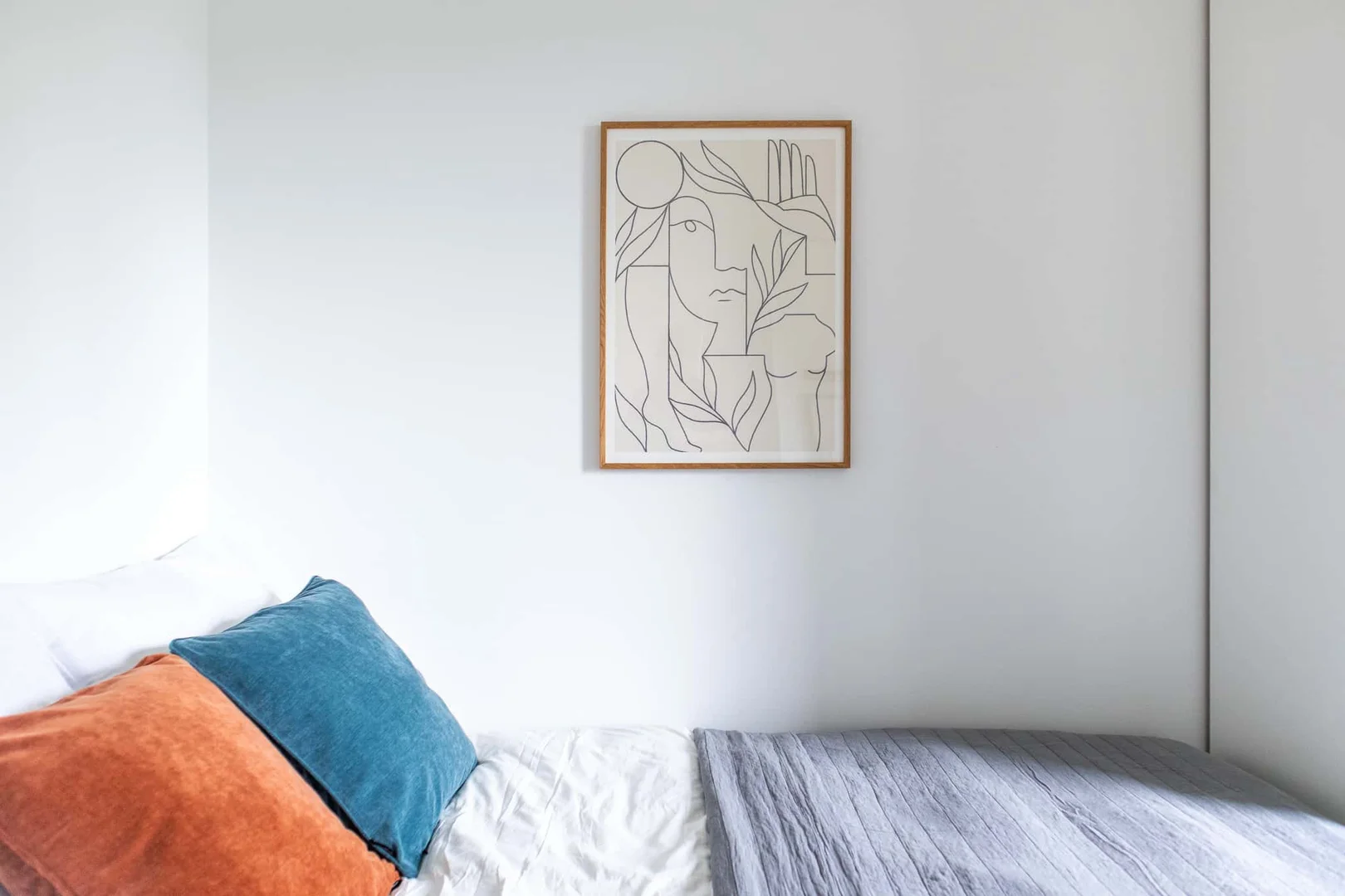 Economical student room with convenient location in