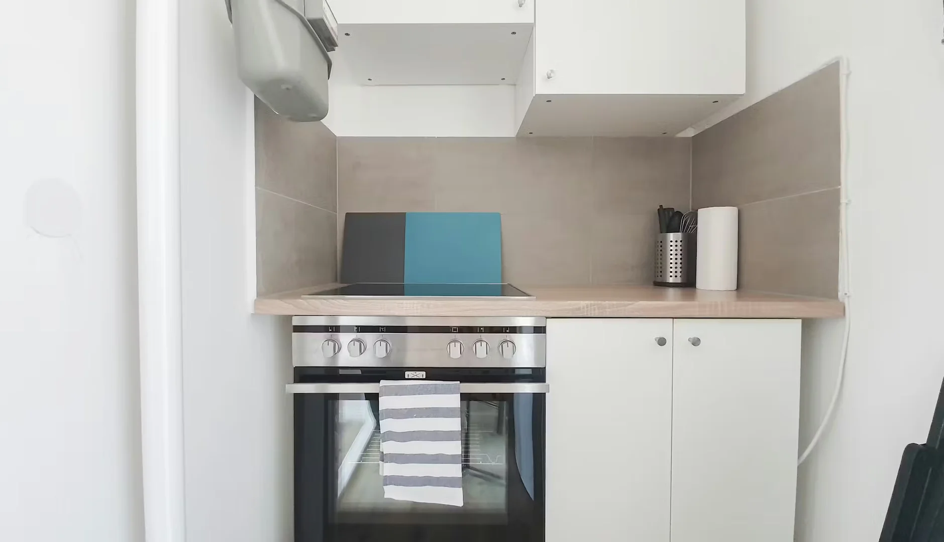 Chambre d'étudiant à  avec espace d'étude et installations communes