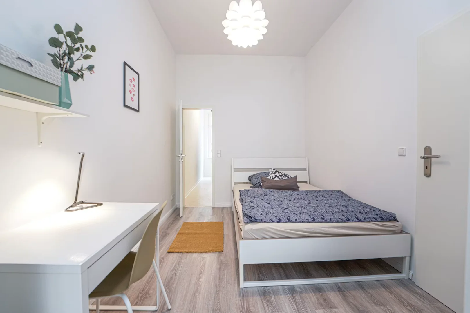 Habitación estudiantil funcional perfecta para estudiar en 