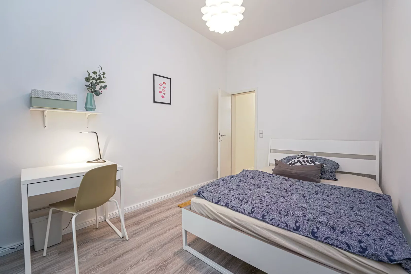 Habitación estudiantil funcional perfecta para estudiar en 
