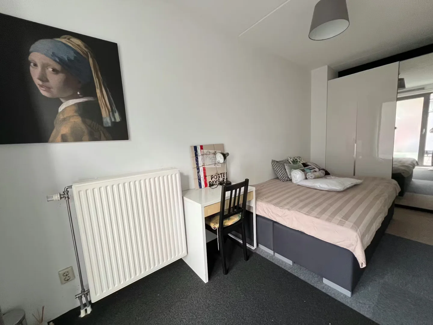 Chambre abordable pour les étudiants avec un bon éclairage dans 