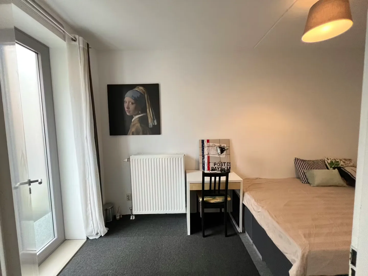 Chambre d'étudiant à  avec espace d'étude et installations communes