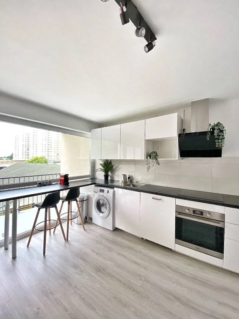 Habitación estudiantil funcional perfecta para estudiar en 