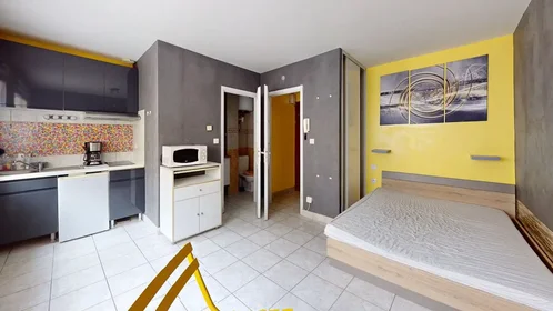 Dairenin tamamı konumu Rue des Trois Forgerons, Bourroches-Port du Canal-Valendons, 8 10 görüntüsü