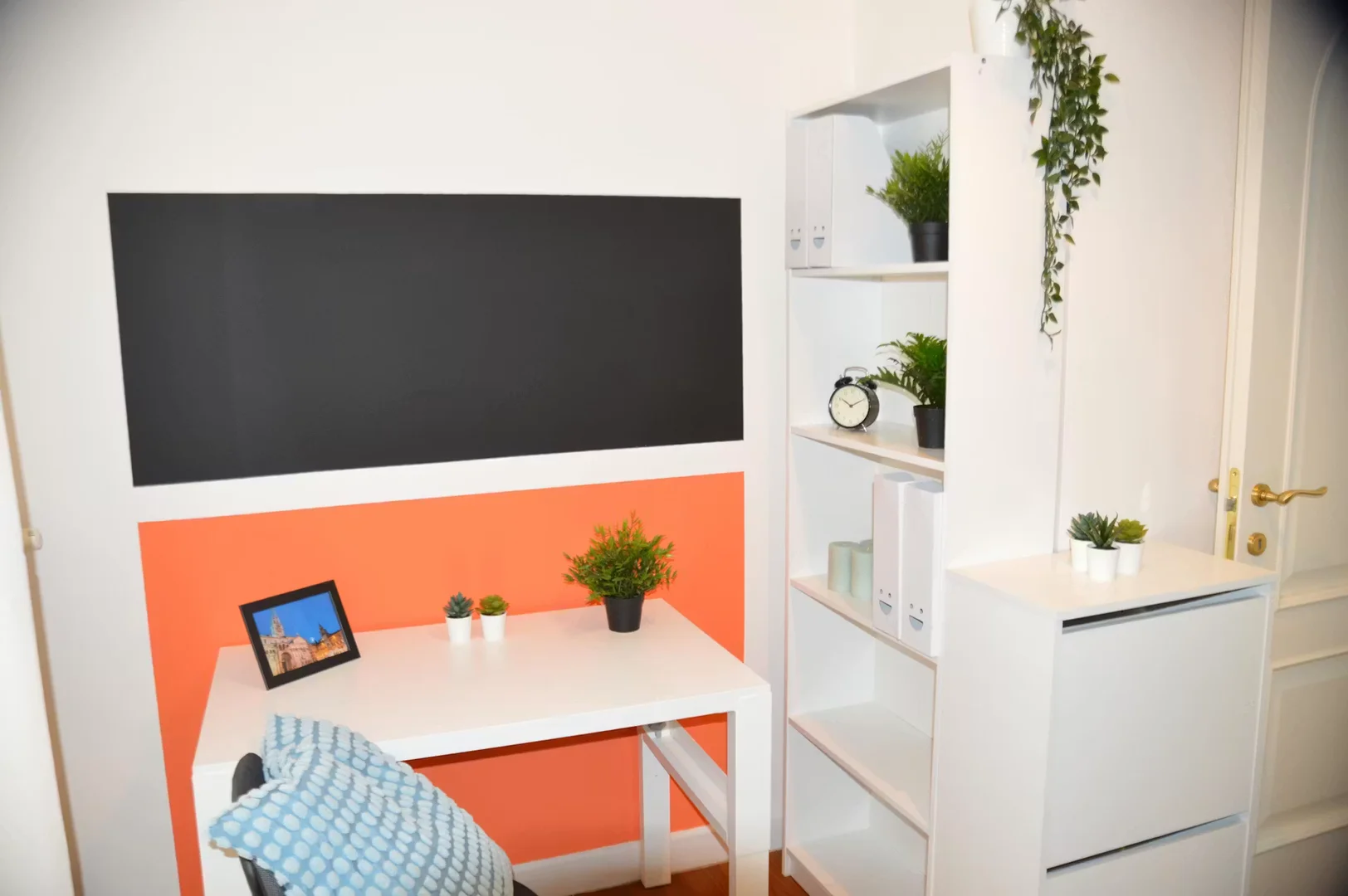 Studentenzimmer in mit Arbeitsbereich und Gemeinschaftseinrichtungen