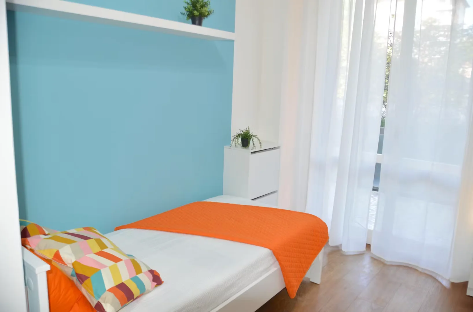 Zimmer in Studentenwohnung in zu vermieten, voll möbliert