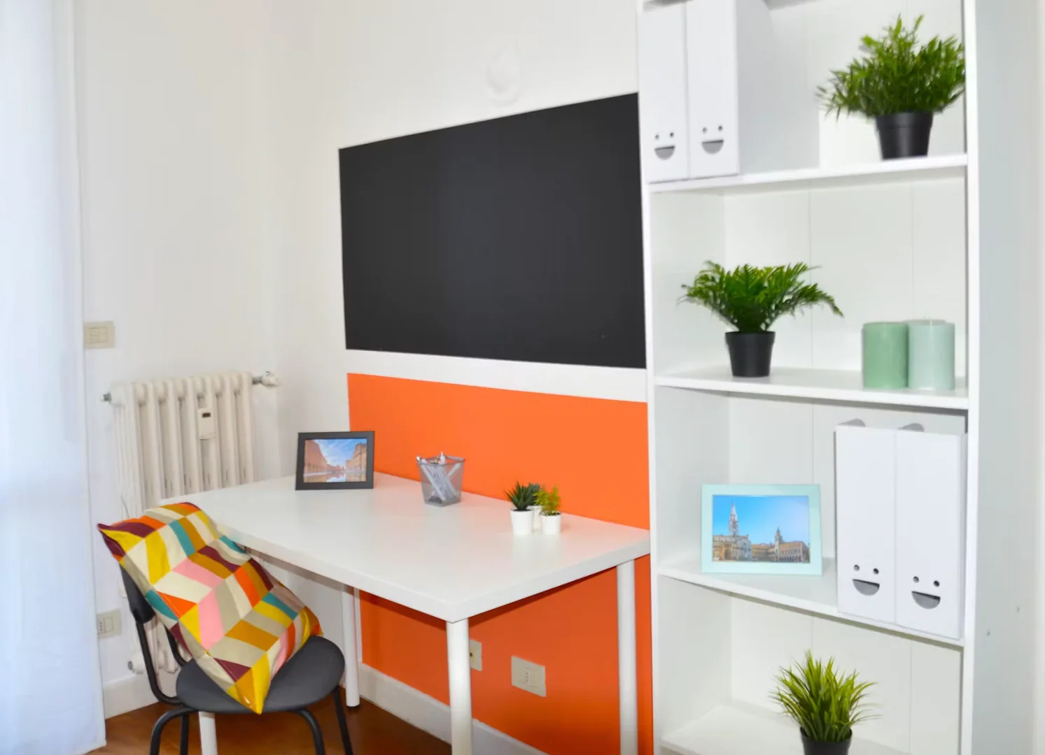 Studentenzimmer in mit Arbeitsbereich und Gemeinschaftseinrichtungen