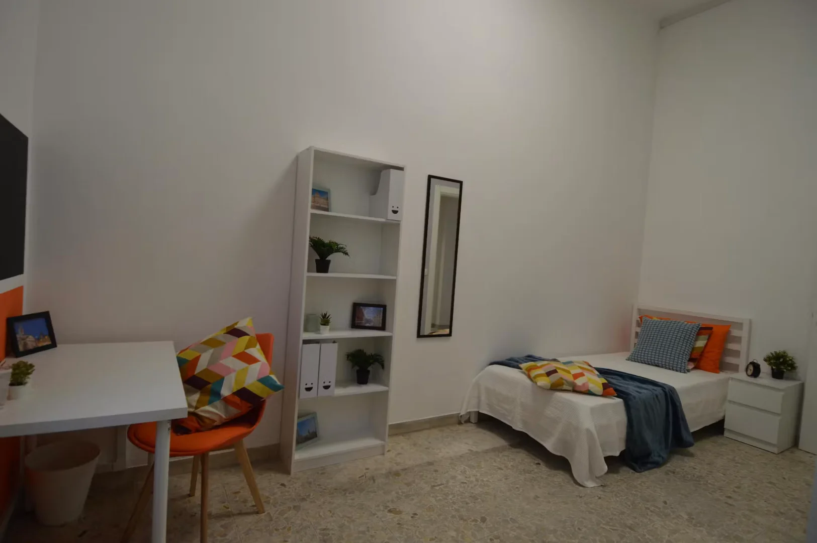 Bezahlbares Zimmer für Studenten mit ausreichender Beleuchtung in