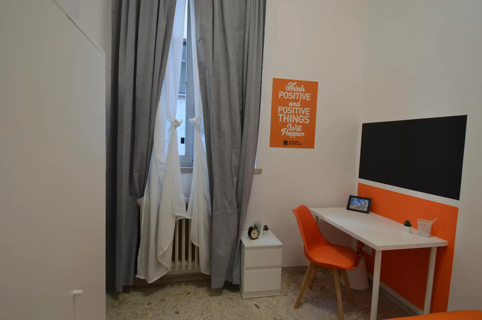Funktionelles Studentenzimmer perfekt zum Studieren in 