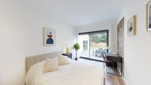Quarto para alugar com cama de casal em {area}