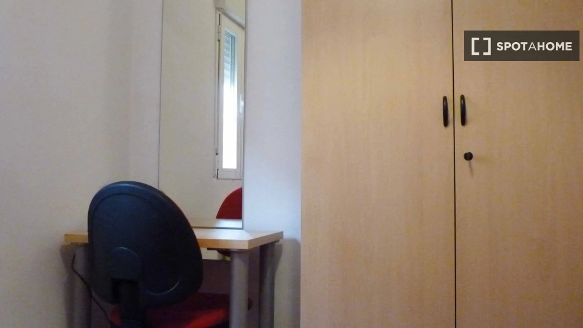 Chambre conviviale pour les étudiants dans avec des équipements modernes