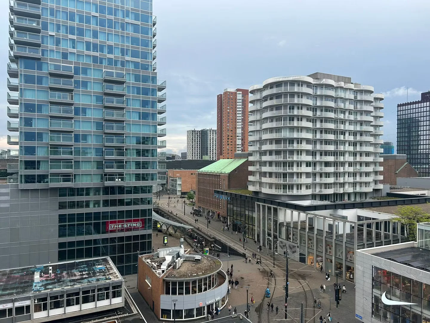Habitación estudiantil luminosa y aireada con fácil acceso a la universidad en 