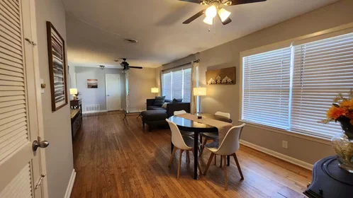 Alojamiento entero en North Bonnie Brae Street, Rayzor Ranch, imagen 3 de 10