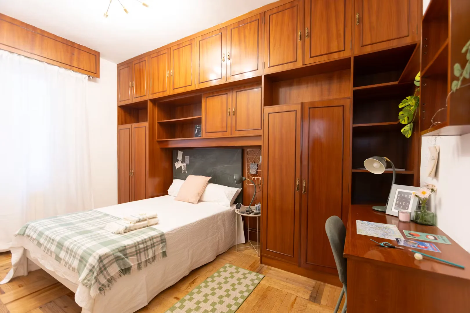 Chambre confortable pour étudiants disponible dans 