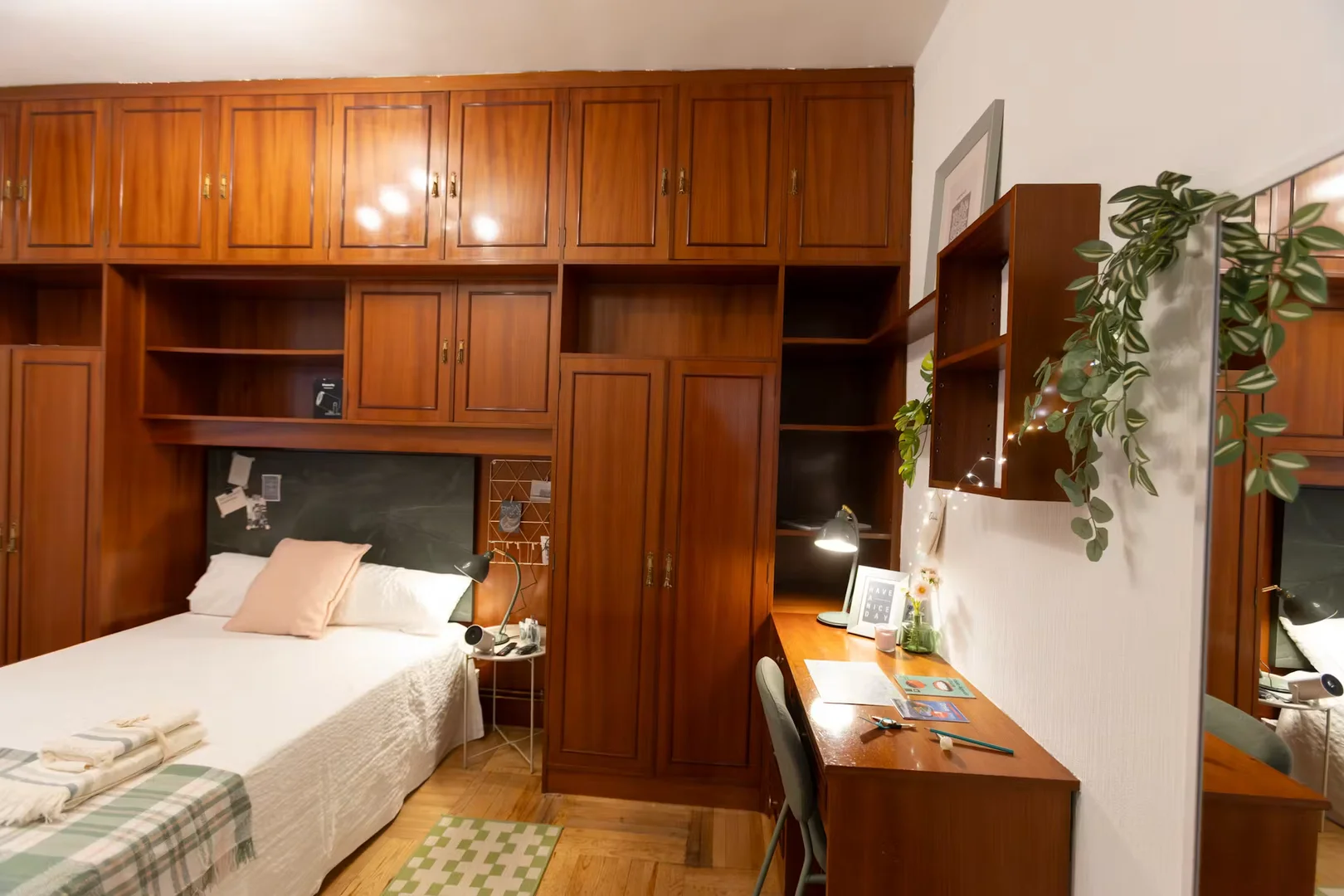Chambre conviviale pour les étudiants dans  avec des équipements modernes