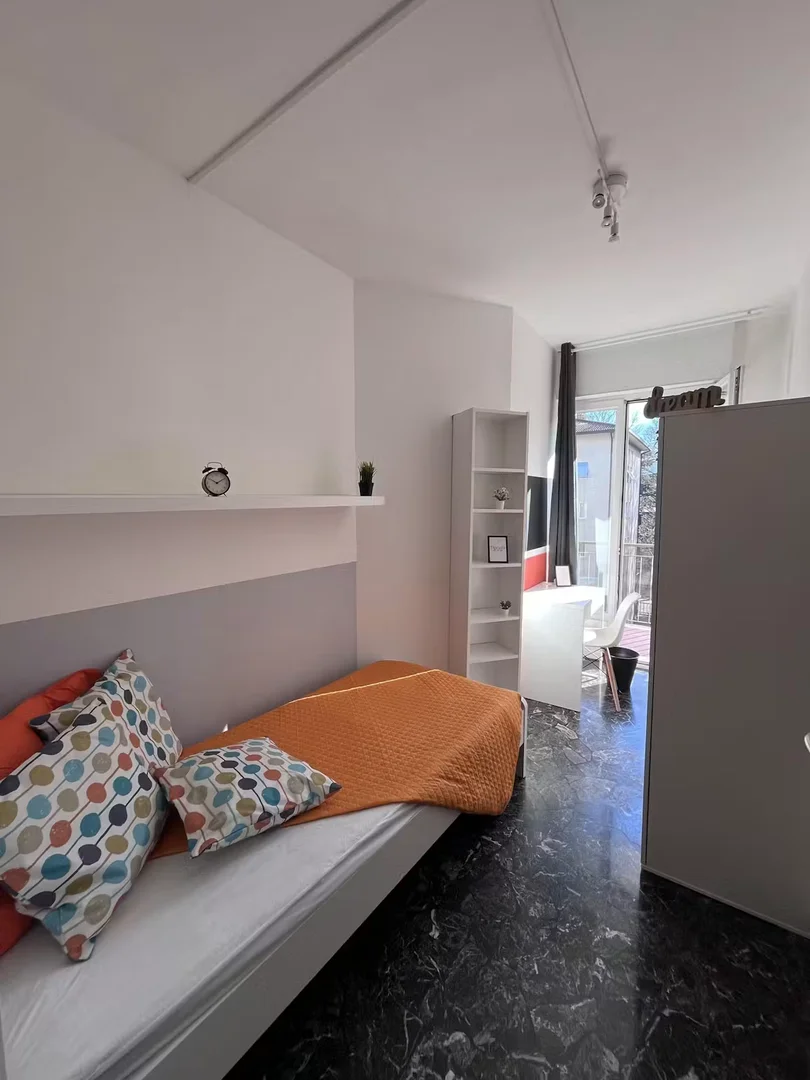 Quarto acessível para estudantes com iluminação ampla em 