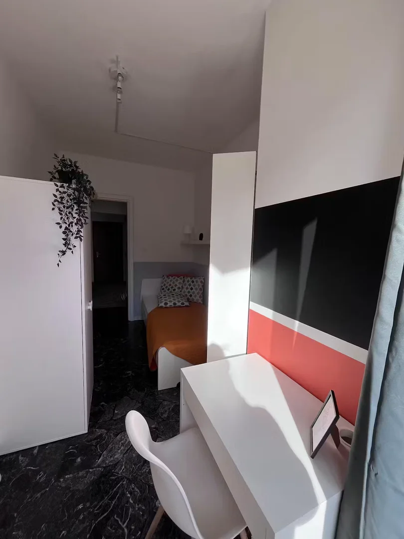 Quarto para alugar em apartamento de estudantes em , totalmente mobilado